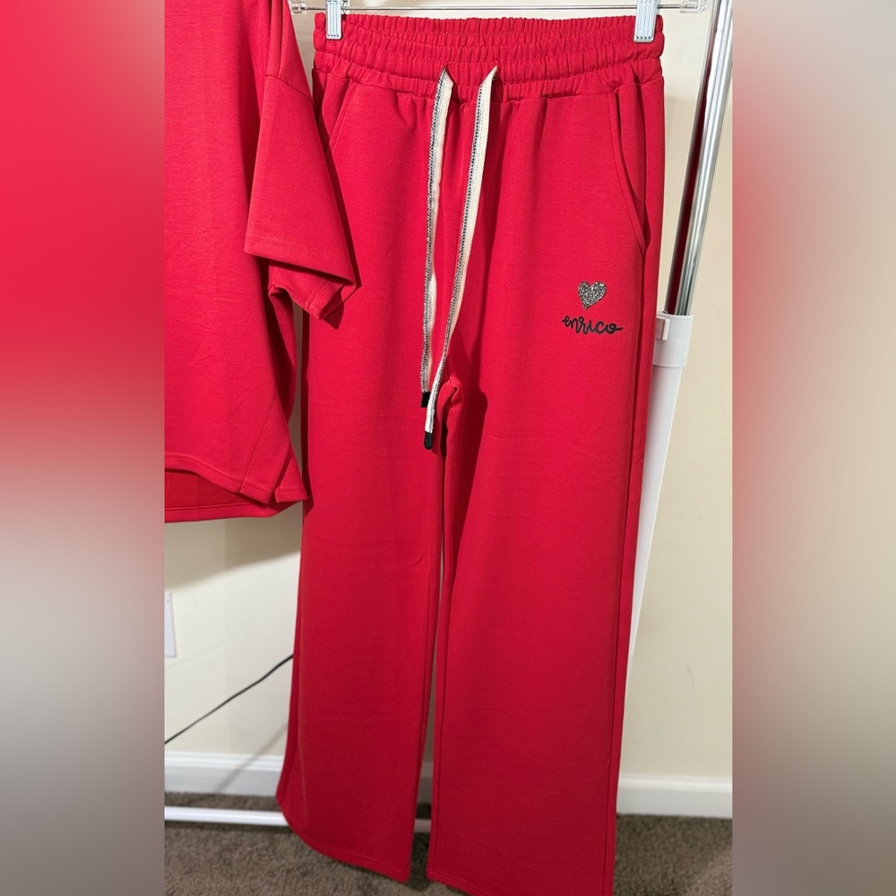 Red Suit - Picture 4 of 11